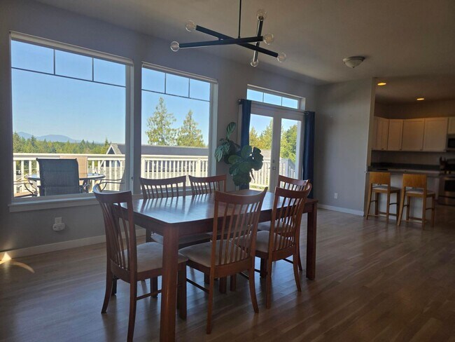 Foto del edificio - 4 bdrm Home in Poulsbo's Chateau Ridge!