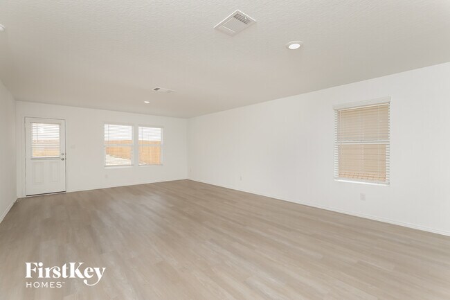 Building Photo - 10623 Vinateros Dr