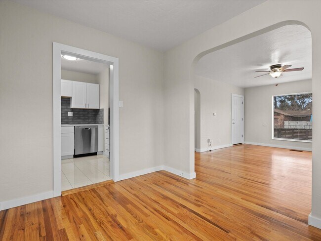 Foto del edificio - Remodeled Midtown Bungalow