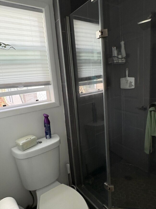 Foto del edificio - 2405 Perkins Ln