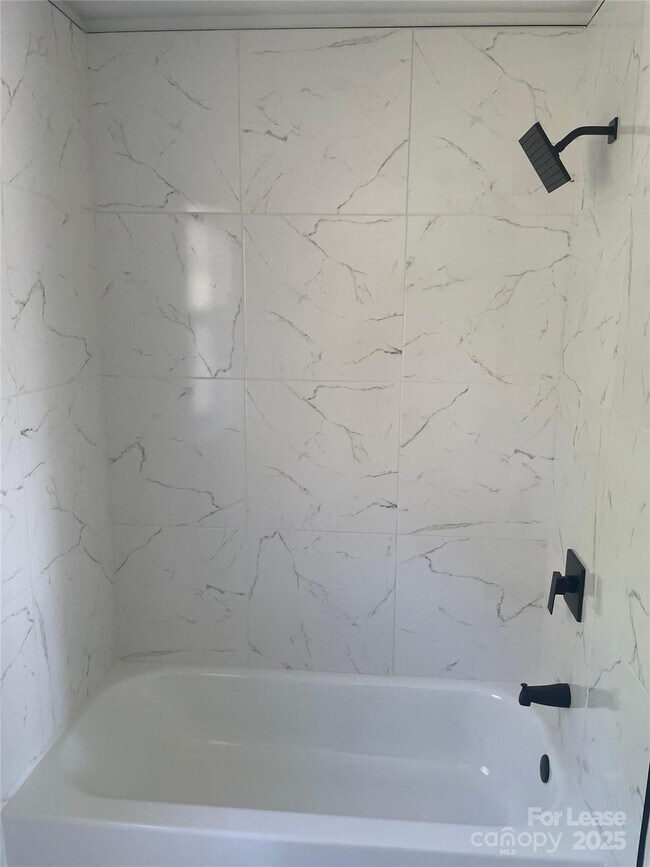 Foto del edificio - 242 Amir Cir