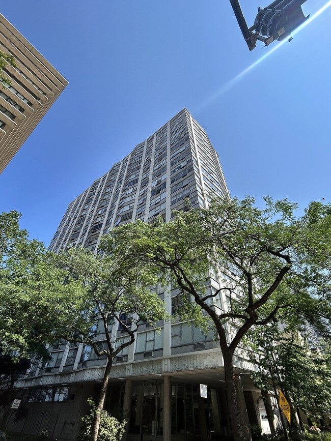 Building Photo - 5757 N Sheridan Rd