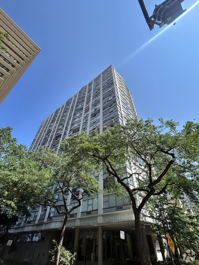 Building Photo - 5757 N Sheridan Rd