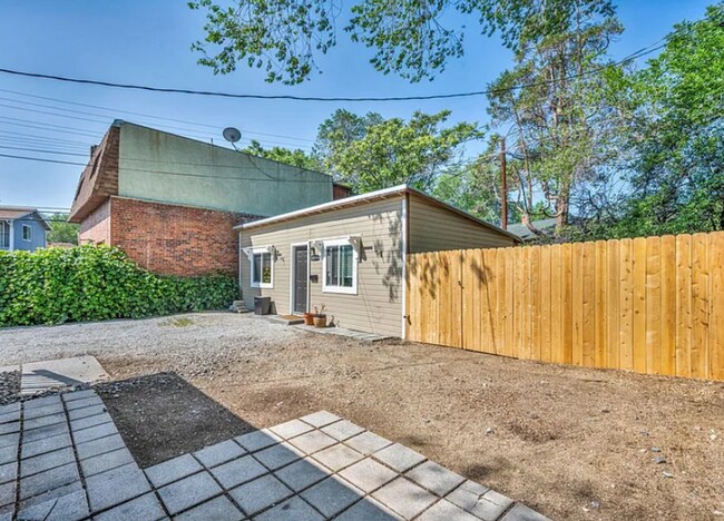 Foto del edificio - Beautifully Remodeled 1 Bed / 1 Bath in Midtown - Available 6/15!