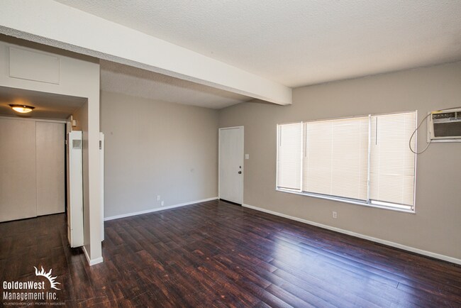 Foto del edificio - Charming & Spacious 3Bdm 2Ba Home with Private Yard in Las Vegas.