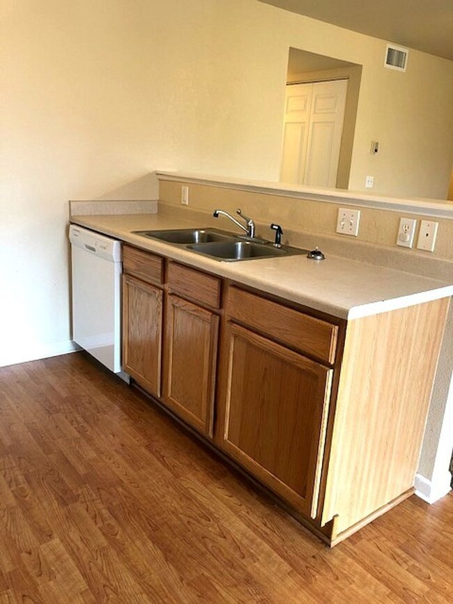 Building Photo - 2BD/2BA CONDO W/ GARAGE!
