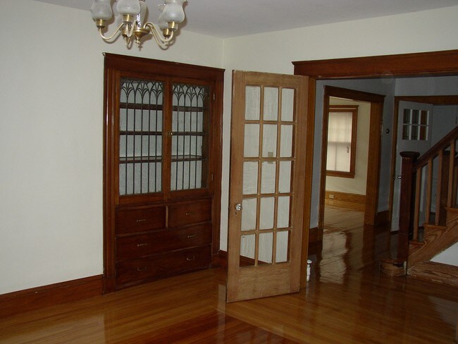 Other end dining - 3 Bacon Pl