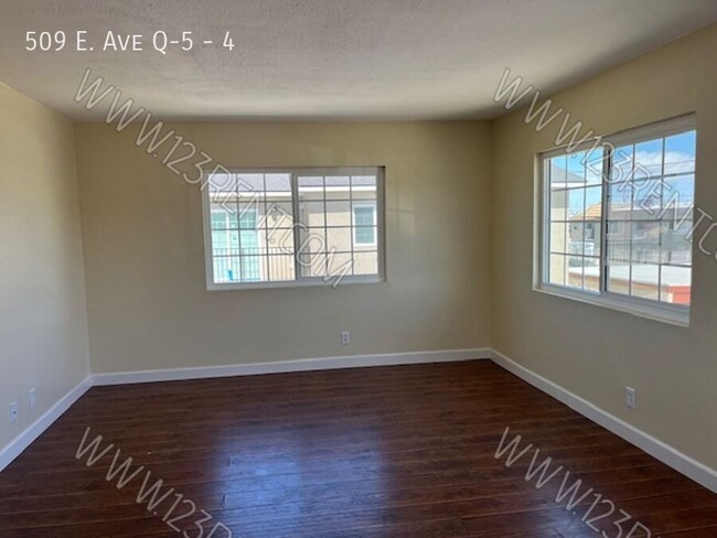 Foto del edificio - 509 E Ave Q-5