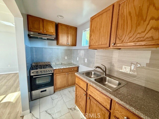 Foto del edificio - 10522 Mt Gleason Ave