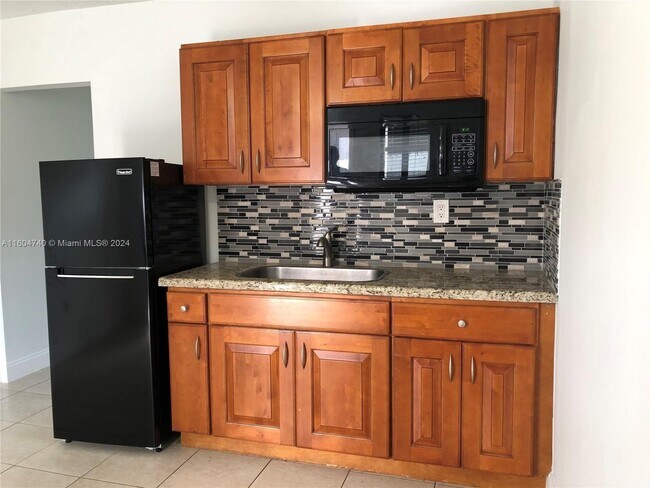 Foto del edificio - 6930 Southwest 22nd Street Apt #BACK, Miam...