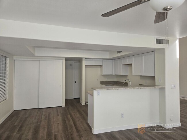 Foto del edificio - Fully remodeled, spacious 3 bed 2.5 bath, two-story home in Phoenix