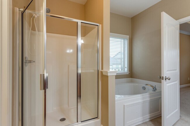 Foto del edificio - 4-Bed/3-Bath with Bonus Rm. in Spring Hill!