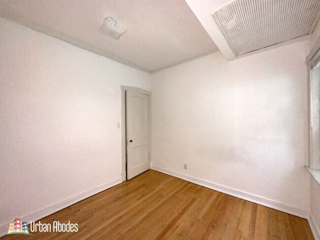 Building Photo - 1440 W Thorndale Ave