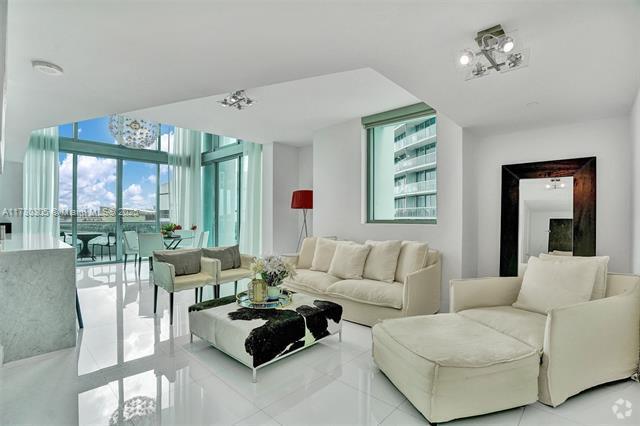 Building Photo - 900 Biscayne