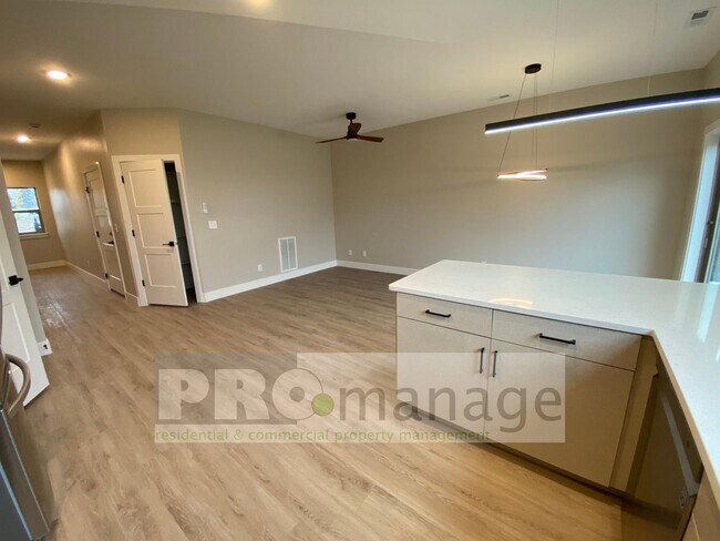 Foto del edificio - Townhouse with 3 bedrooms / 2 bathrooms in...