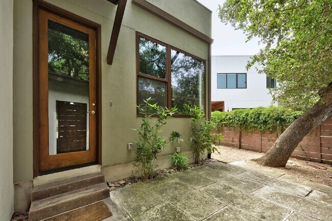 Foto del edificio - 2111 Melridge Pl