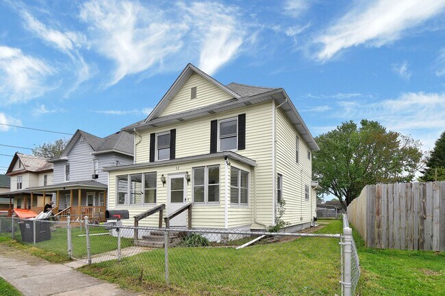 Building Photo - Large Single Family Rental - Available Now