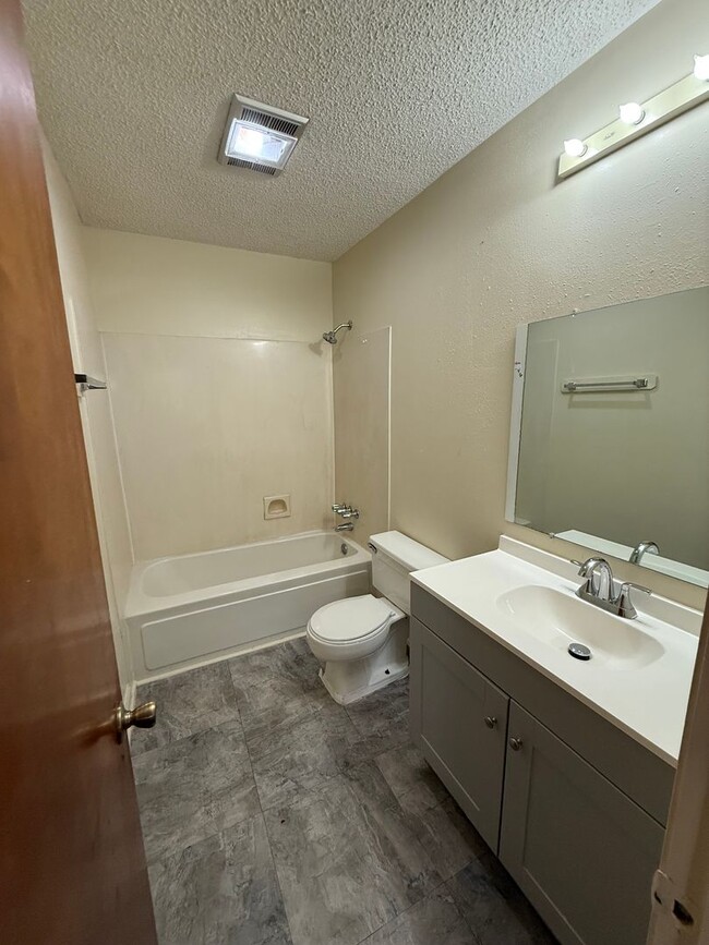 Foto del edificio - 3BD 2BA TOWNHOME