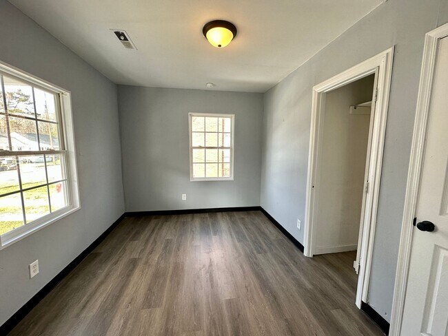 Foto del edificio - NEWLY RENOVATED AND MOVE-IN READY - EMPORI...