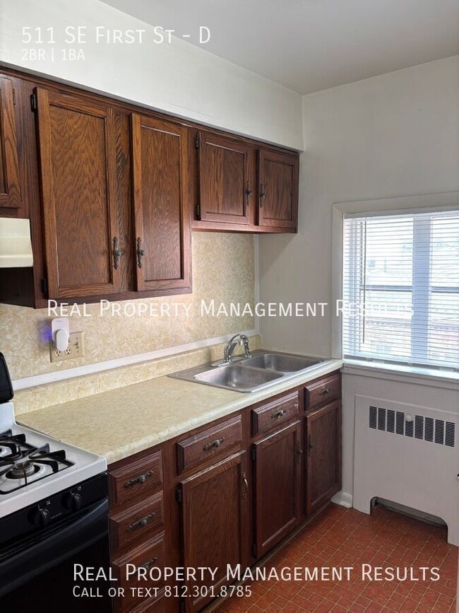 Building Photo - 511 SE First St-D