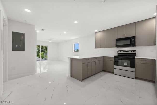 Building Photo - 721 SW 30th Terrace