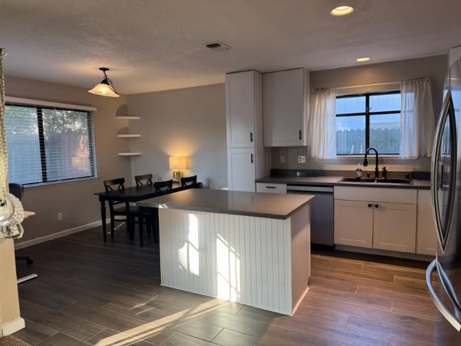 Building Photo - 9410 Aizenberg Cir