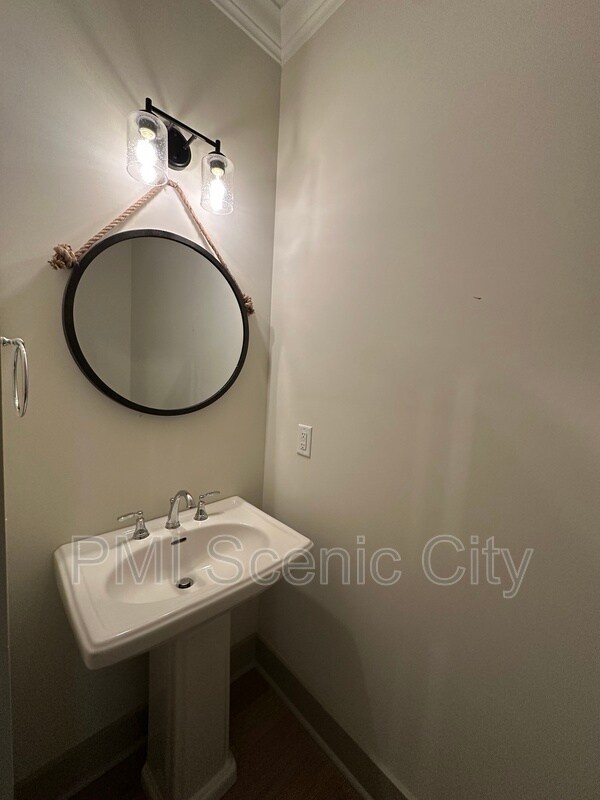 Foto del edificio - 9654 Dutton Ln