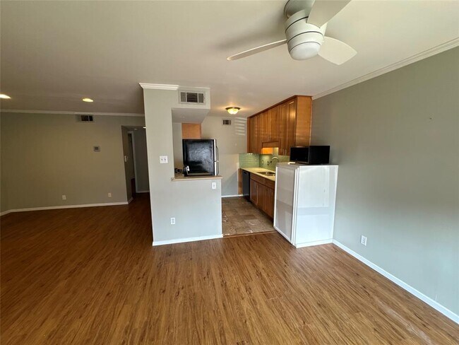 Building Photo - 500 E Riverside Dr