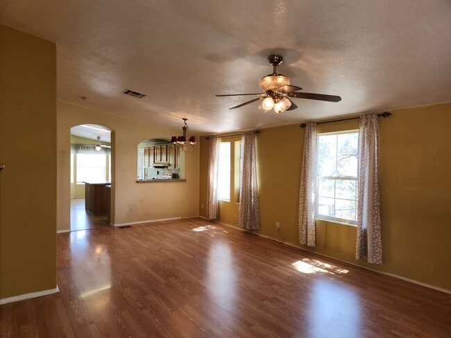 Building Photo - Adorable 2 bed + Den / 2 Bath + Single Garage Home
