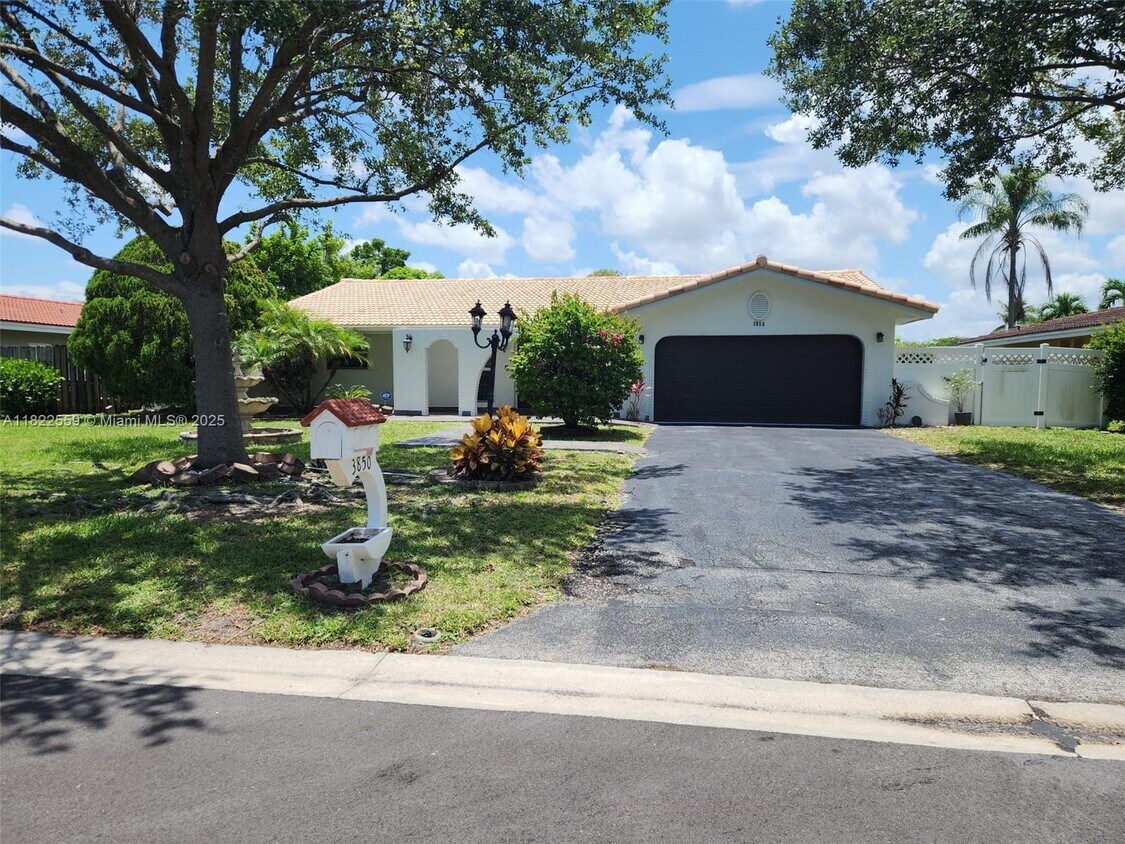 Foto principal - 3850 NW 81st Terrace
