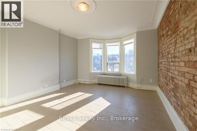 Building Photo - 463 1/2 King St E
