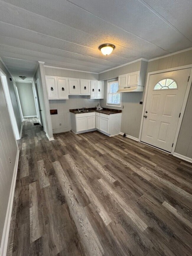 Foto del edificio - Newly Remodeled 3 Bedroom 1 Bath *Half off First Month*