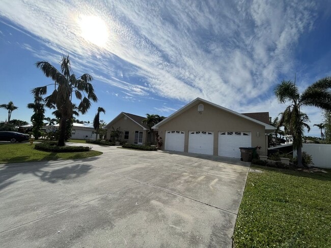 Building Photo - Newly Renovated! 5 Bedroom, 3 Bath Pool Home!