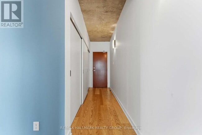 Building Photo - 324 Laurier Ave W