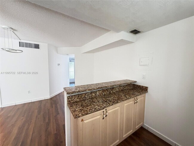 Foto del edificio - 9201 Lime Bay Blvd