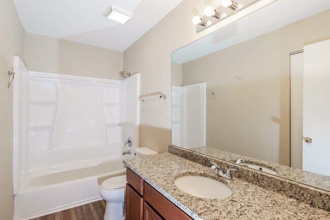 Foto del edificio - 134 Brookwood Ln E