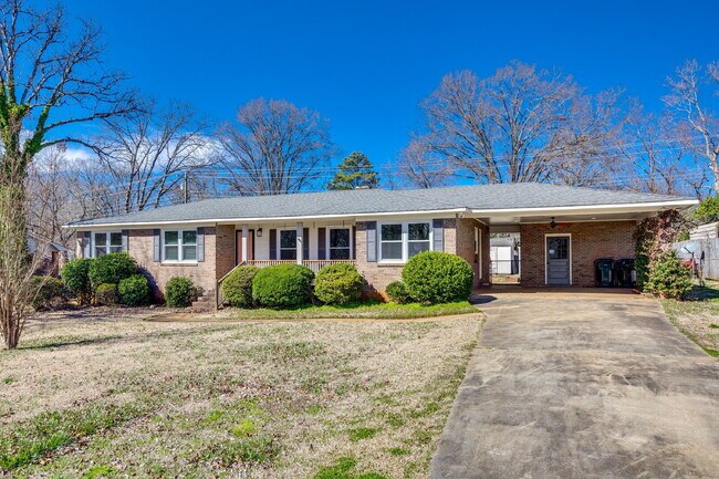 Foto del edificio - "Charming 3-Bedroom Home with pool in Rock Hill!"