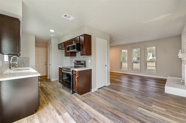 Foto del edificio - 7411 Trabajo Dr