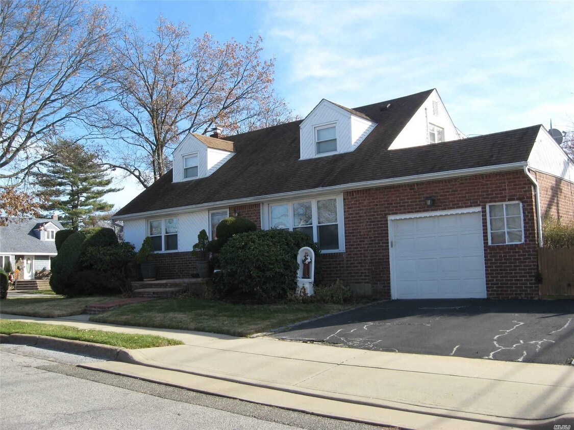 Primary Photo - 301 Roselle St