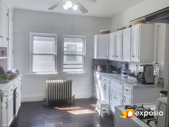 Foto del edificio - 3 br, 1 bath Triplex - 2621 Idlewood Road 1