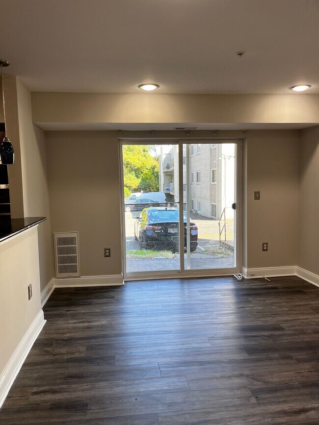 Foto del edificio - Renovated 2-Bedroom Apartment!!