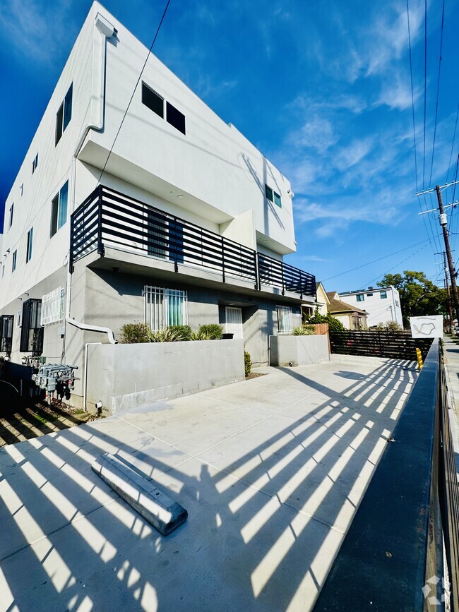 Building Photo - 215 E 29th St