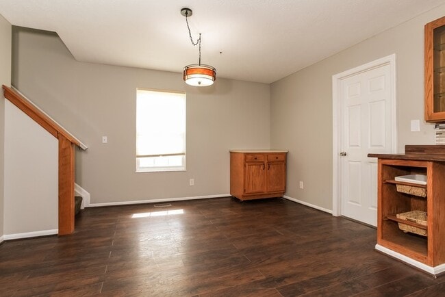 Building Photo - Stunning 3 Bedroom 2-Story Home in Hamilto...