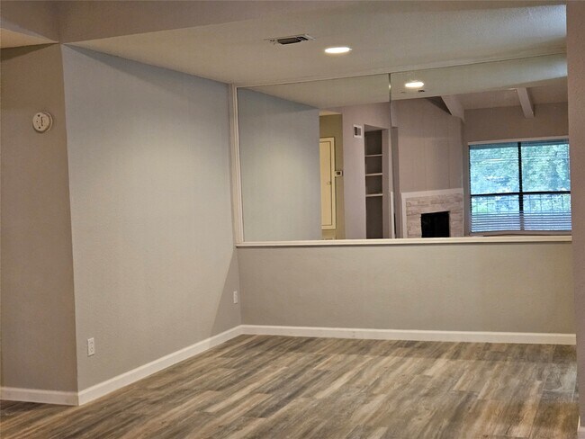 Foto del edificio - 5711 Sugar Hill Dr