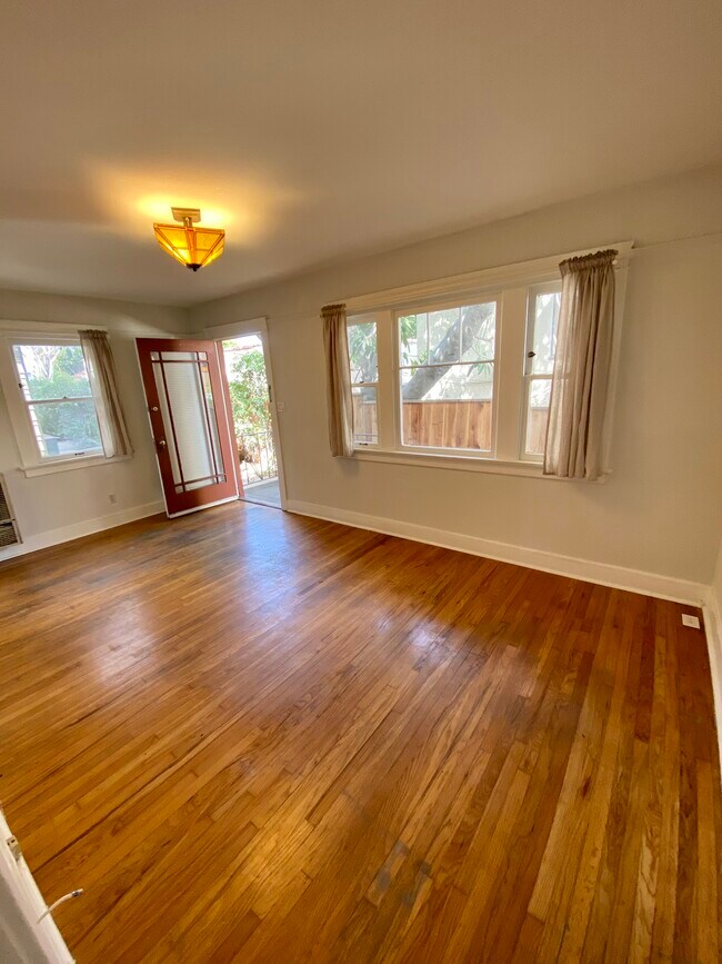 Living room - 660 Ocean Park Blvd