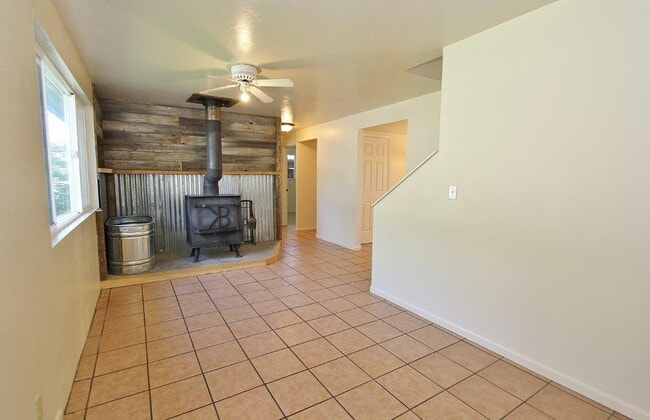 Building Photo - 816 S Wardwell Ave