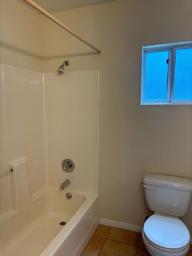 Building Photo - 2 bd, 1 bath cottage