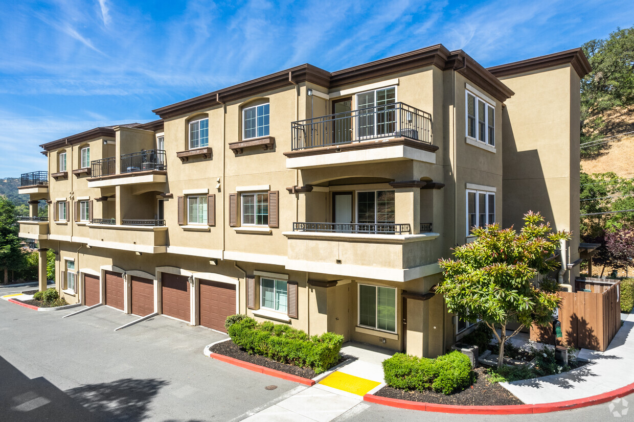 Primary Photo - Cascara Canyon Apartments