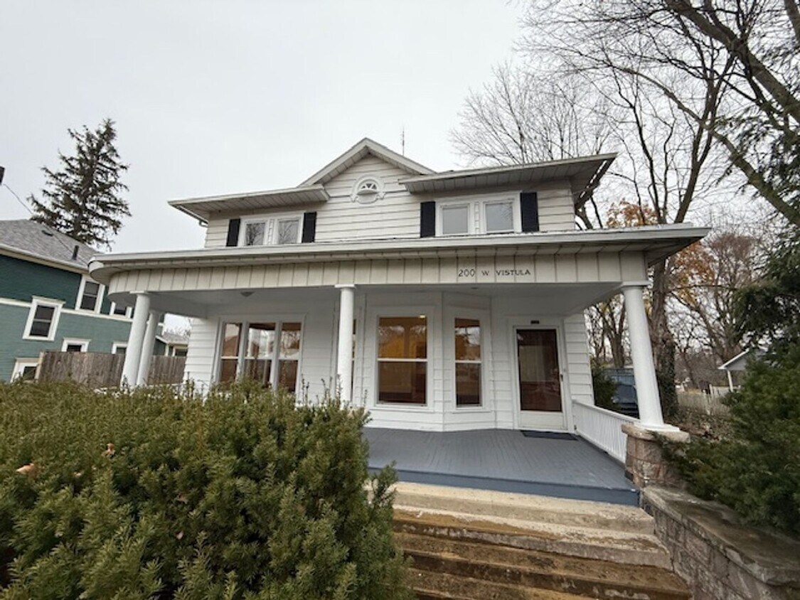 Foto principal - Renovated 3-Bedroom, 2-Bathroom Home For Rent in Historic Downtown Bristol