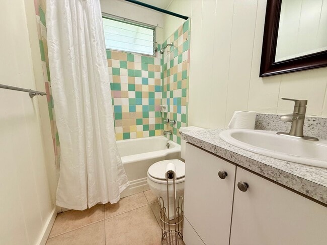 Building Photo - 2 Bedroom / 1 Bathroom for Rent In Pukalani!